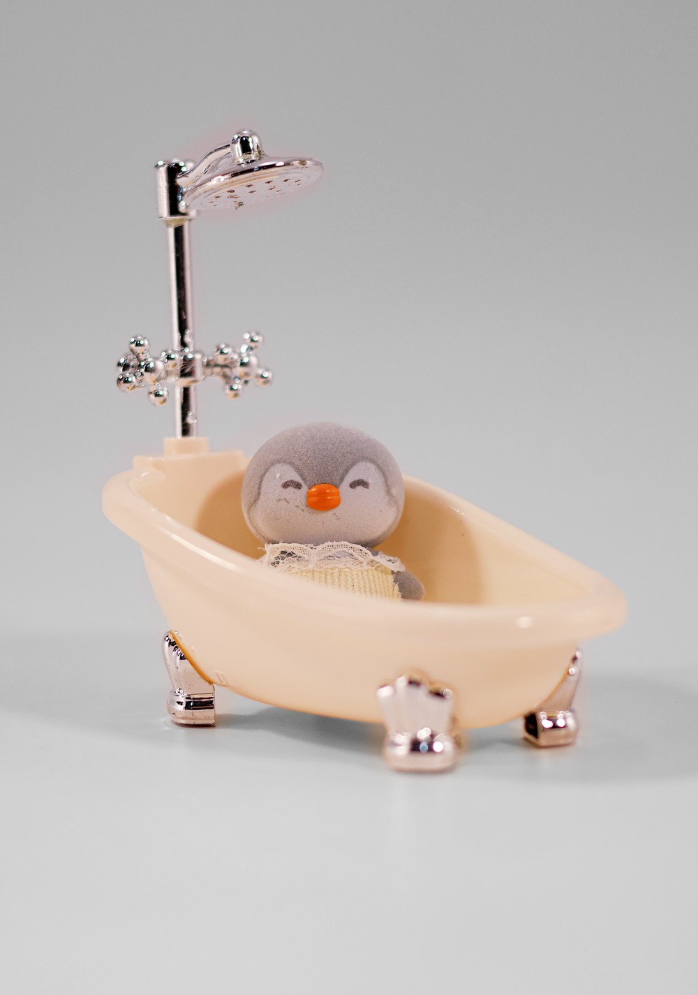 Mini Set de Peluche y Bañera Pen Family Miniso