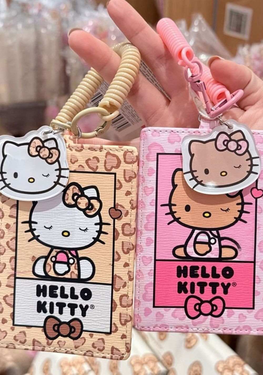 Porta Credencial de Print Café Hello Kitty Leopard Miniso Unisex - Vista 2