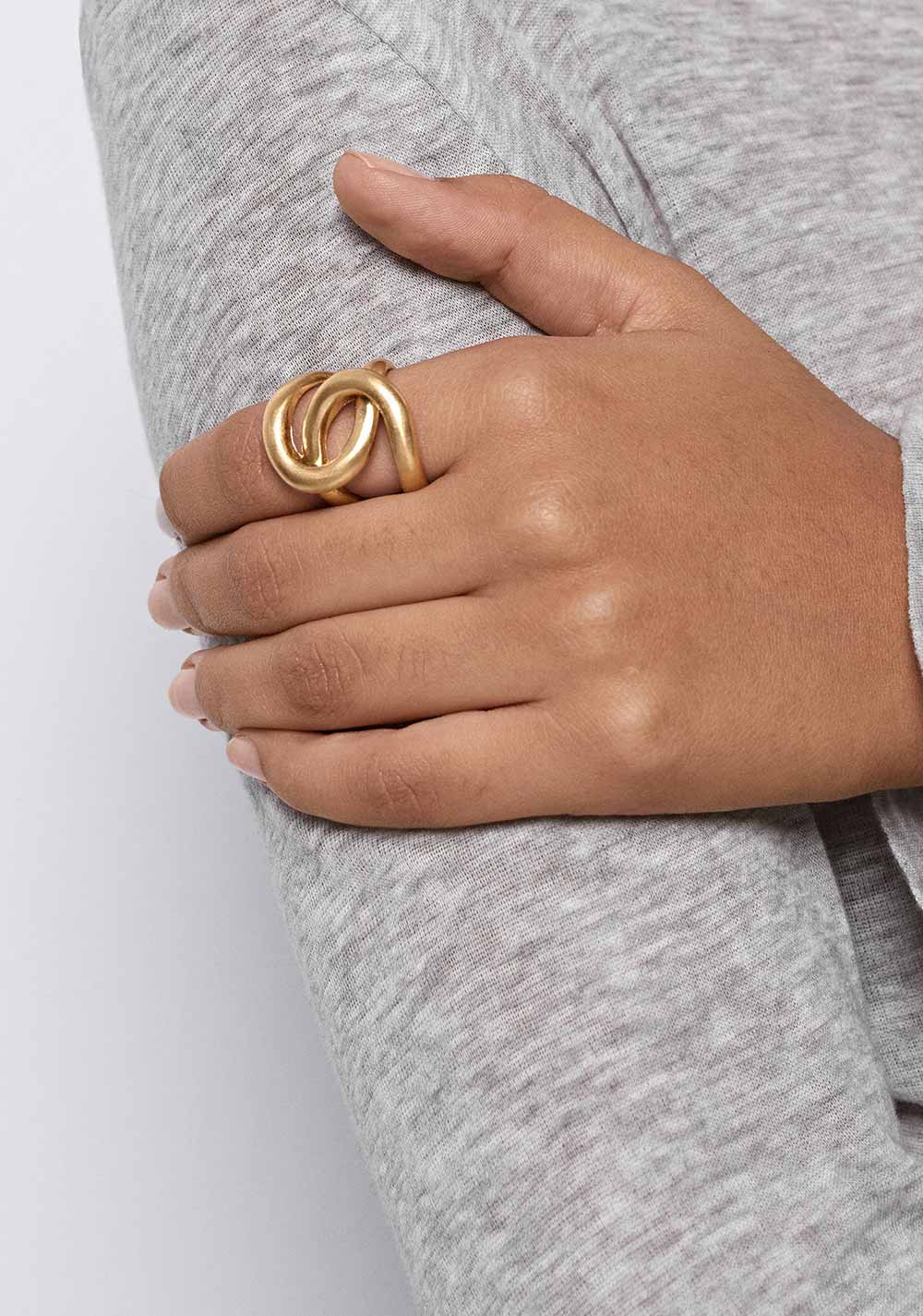Anillo Dorado con Nudo Parfois 5