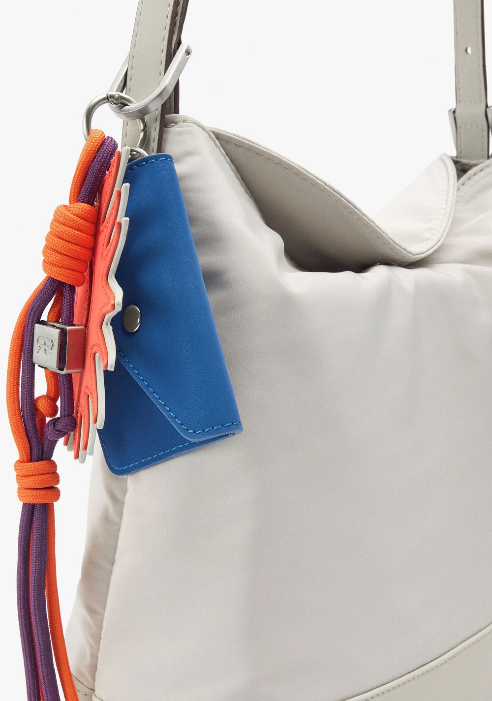 Cartera de Mano de Nylon con Colgadura Parfois 2
