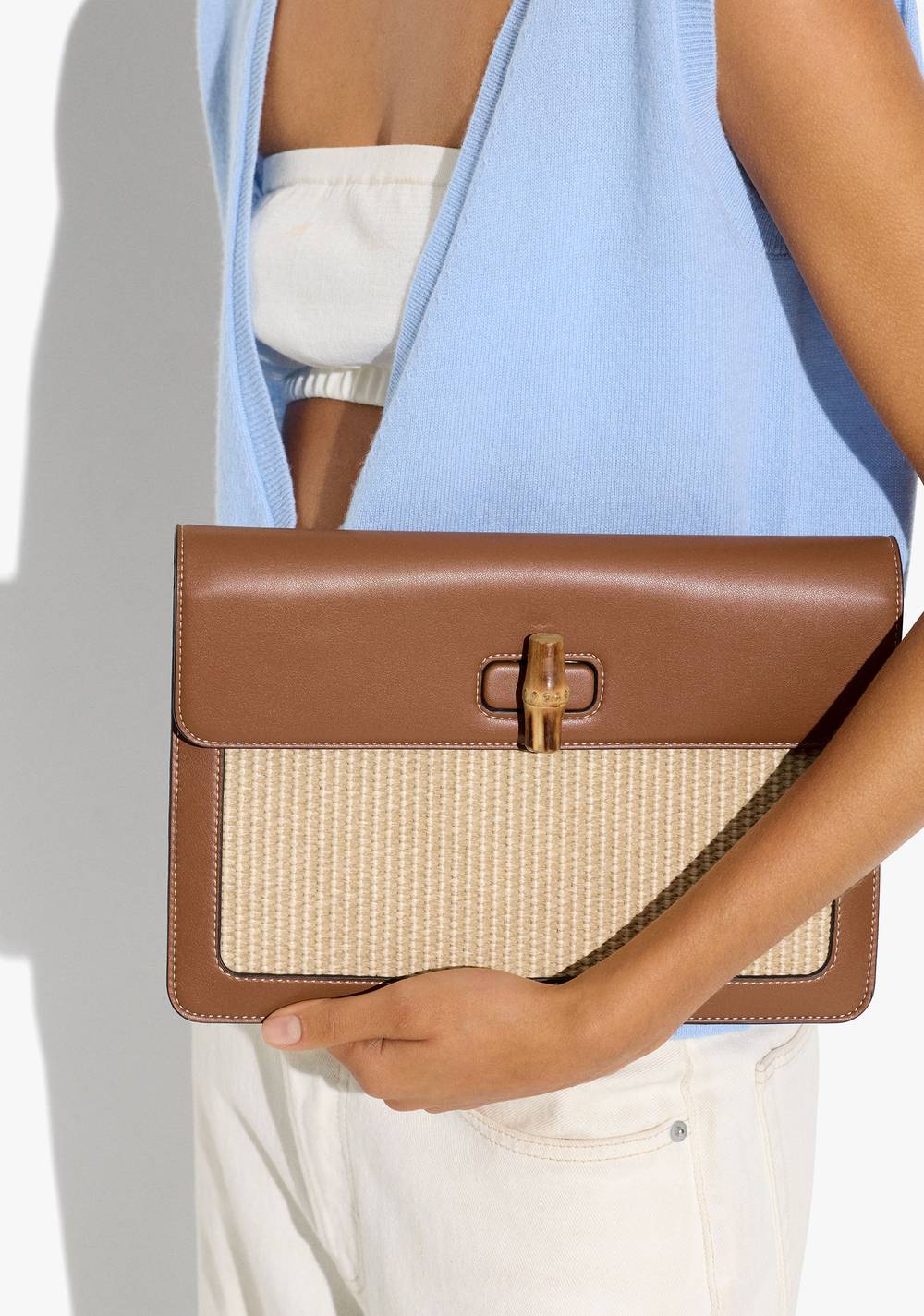 Cartera de Mano sobre Efecto Rafia con Solapa Parfois 2