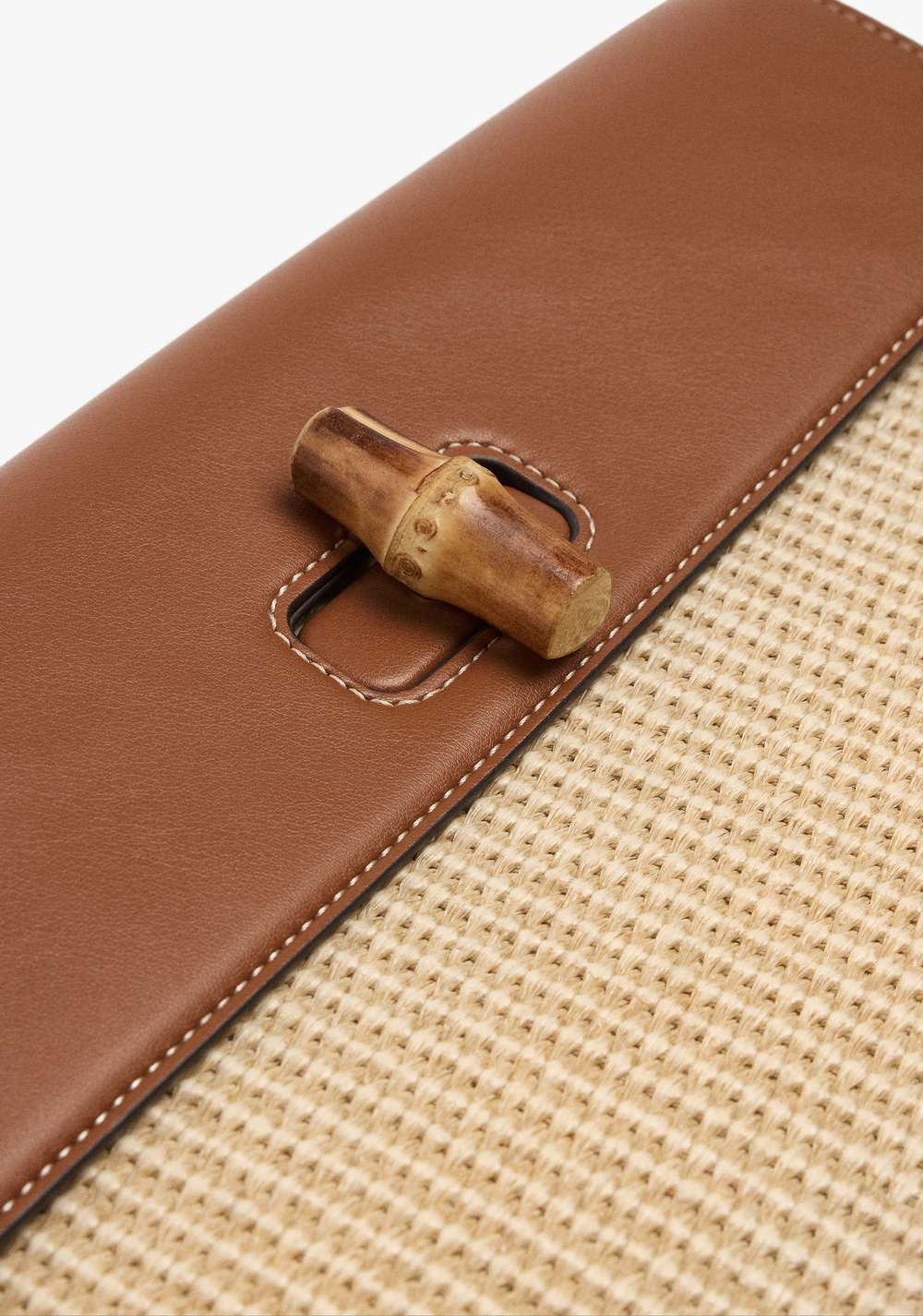 Cartera de Mano sobre Efecto Rafia con Solapa Parfois 3
