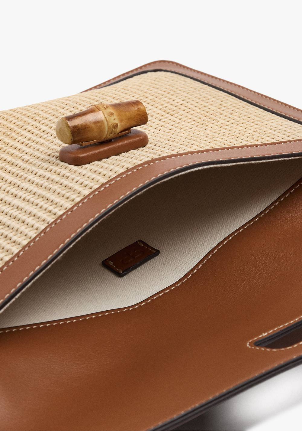 Cartera de Mano sobre Efecto Rafia con Solapa Parfois 5