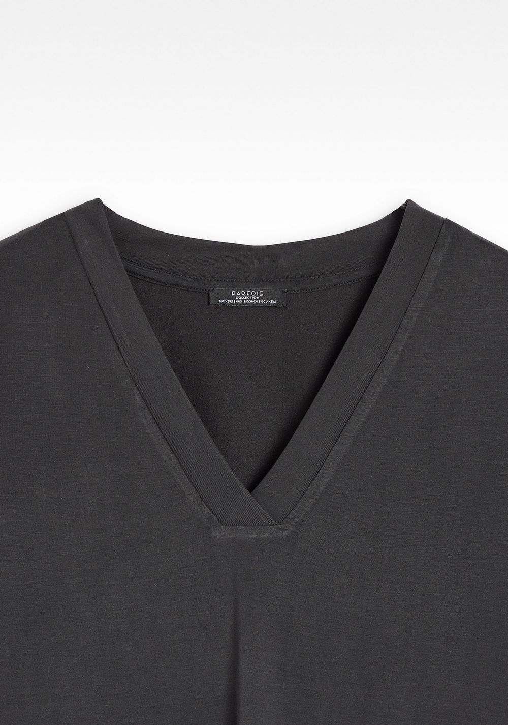 Camiseta Clásica Cuello Pico Parfois 4