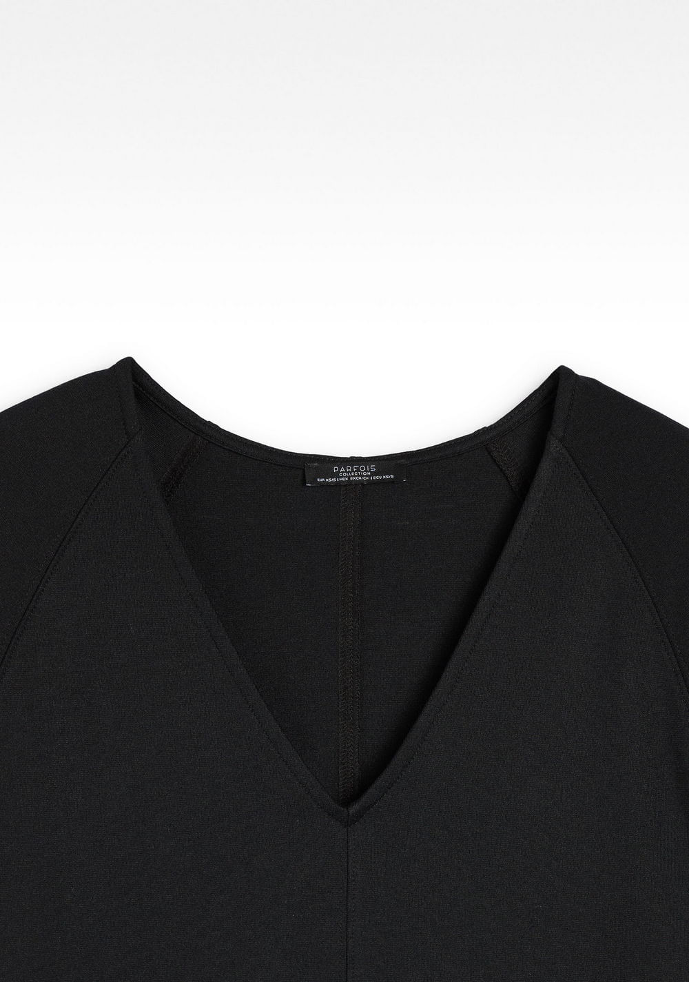 Camiseta Clásica Cuello Pico Parfois 6