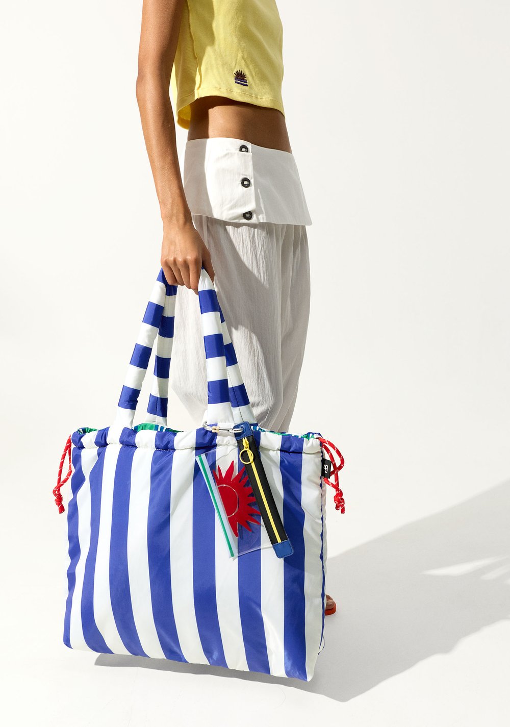 Cartera Shopper Reversible de Nylon a Rayas Parfois 4