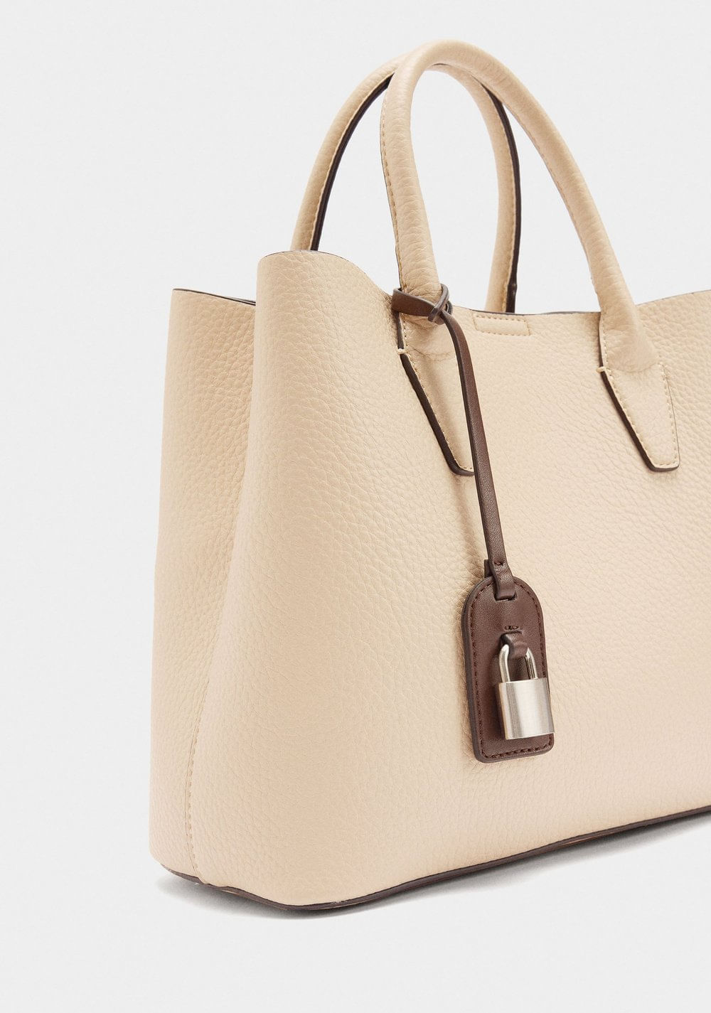 Cartera Tote con Textura y Colgante Parfois 3