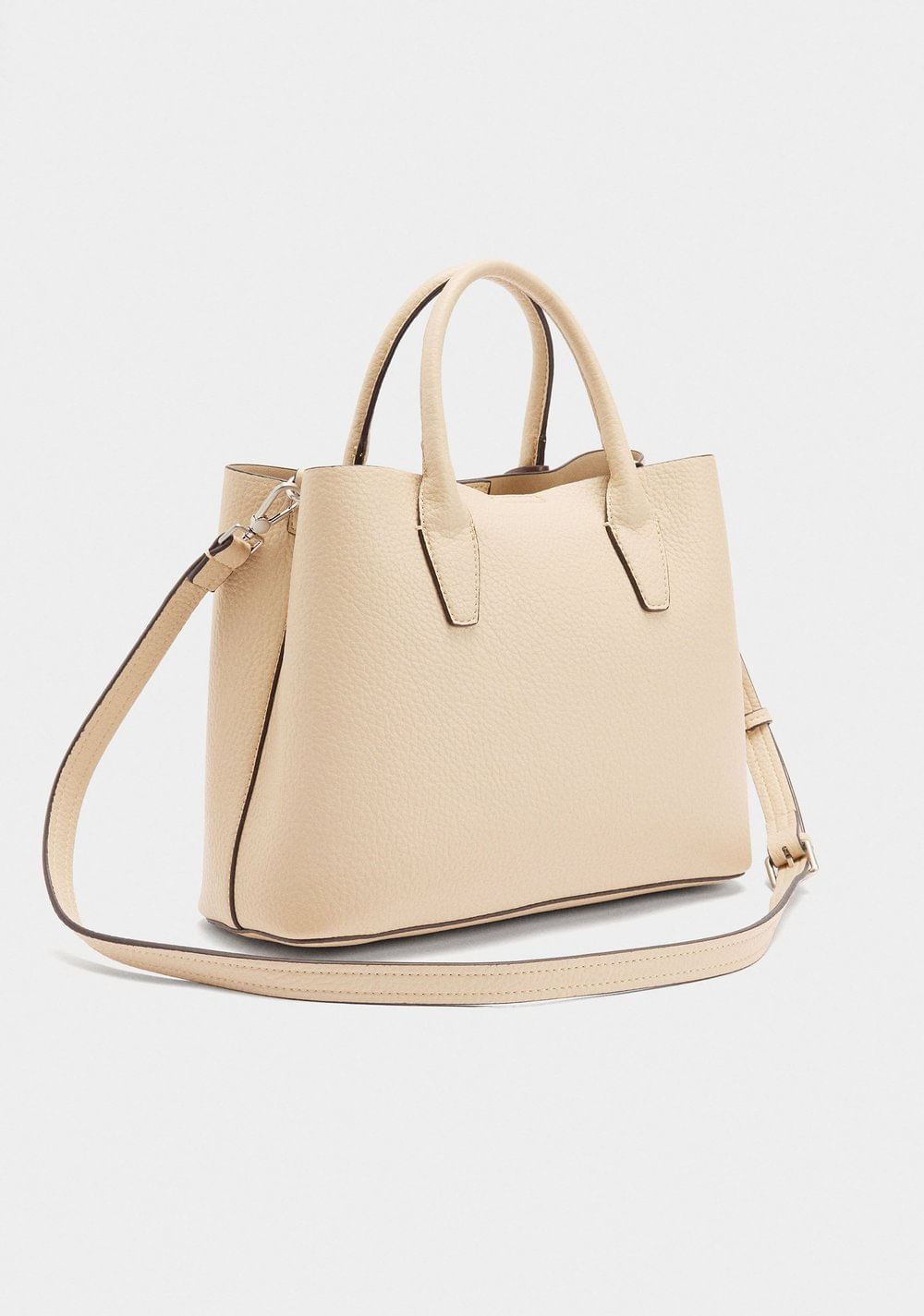 Cartera Tote con Textura y Colgante Parfois 4