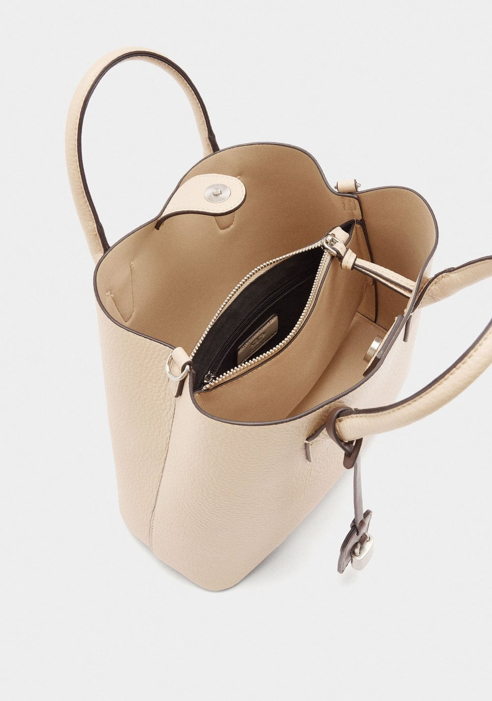 Cartera Tote con Textura y Colgante Parfois 5