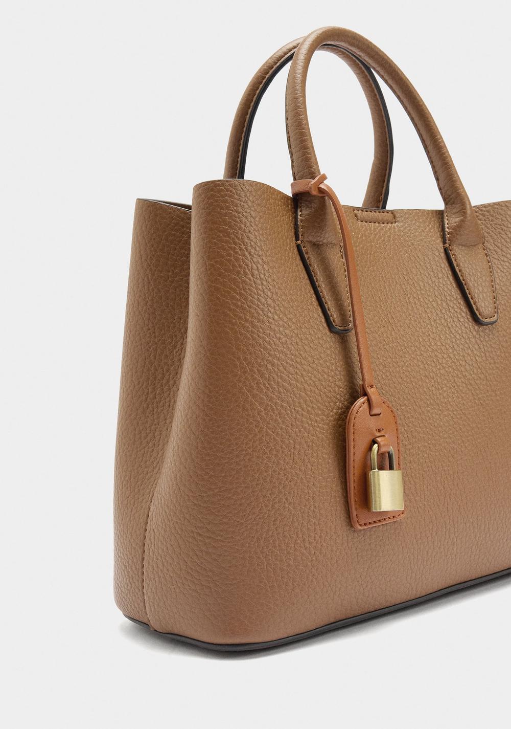 Cartera Tote con Textura y Colgante Parfois 3