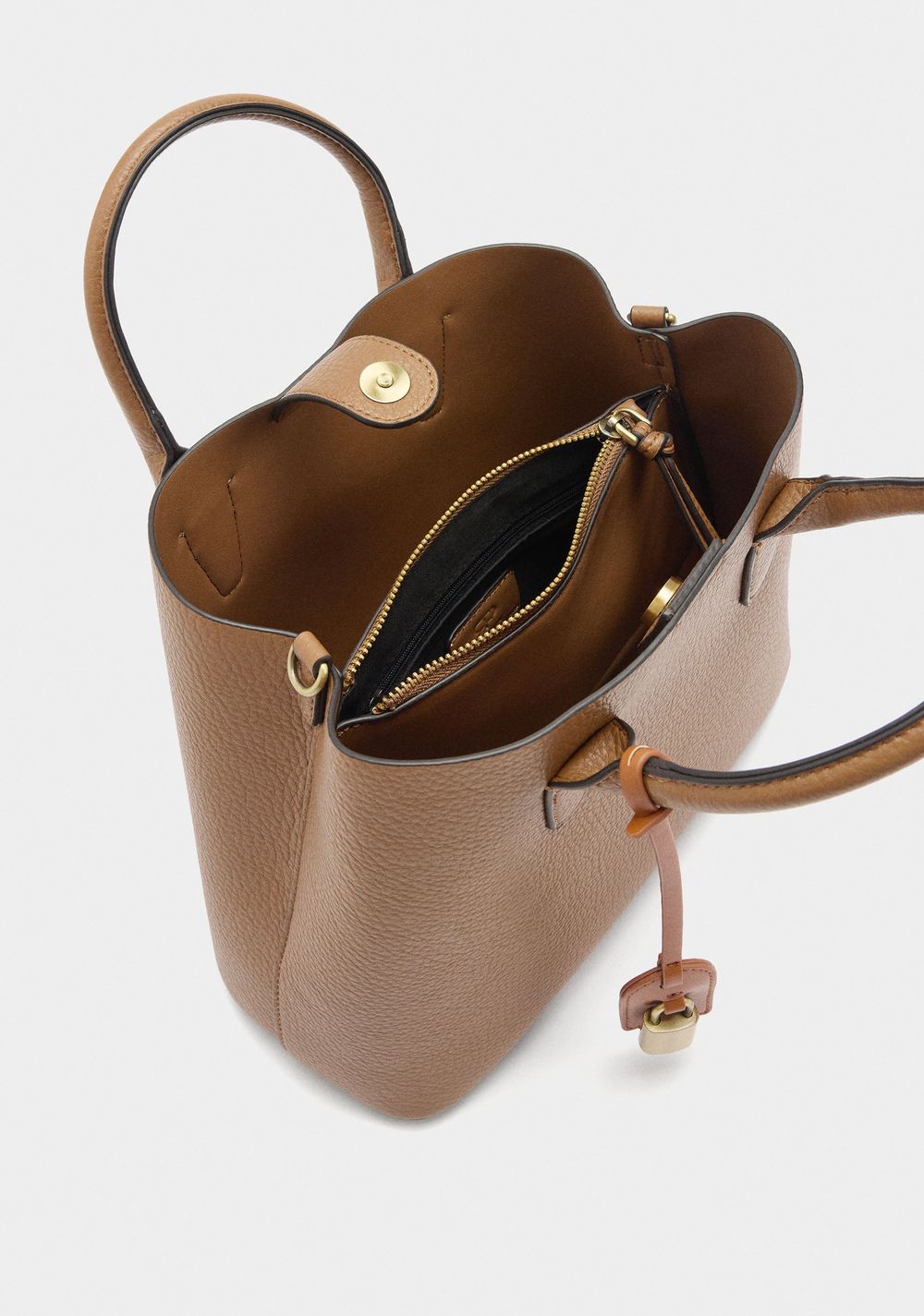 Cartera Tote con Textura y Colgante Parfois 5