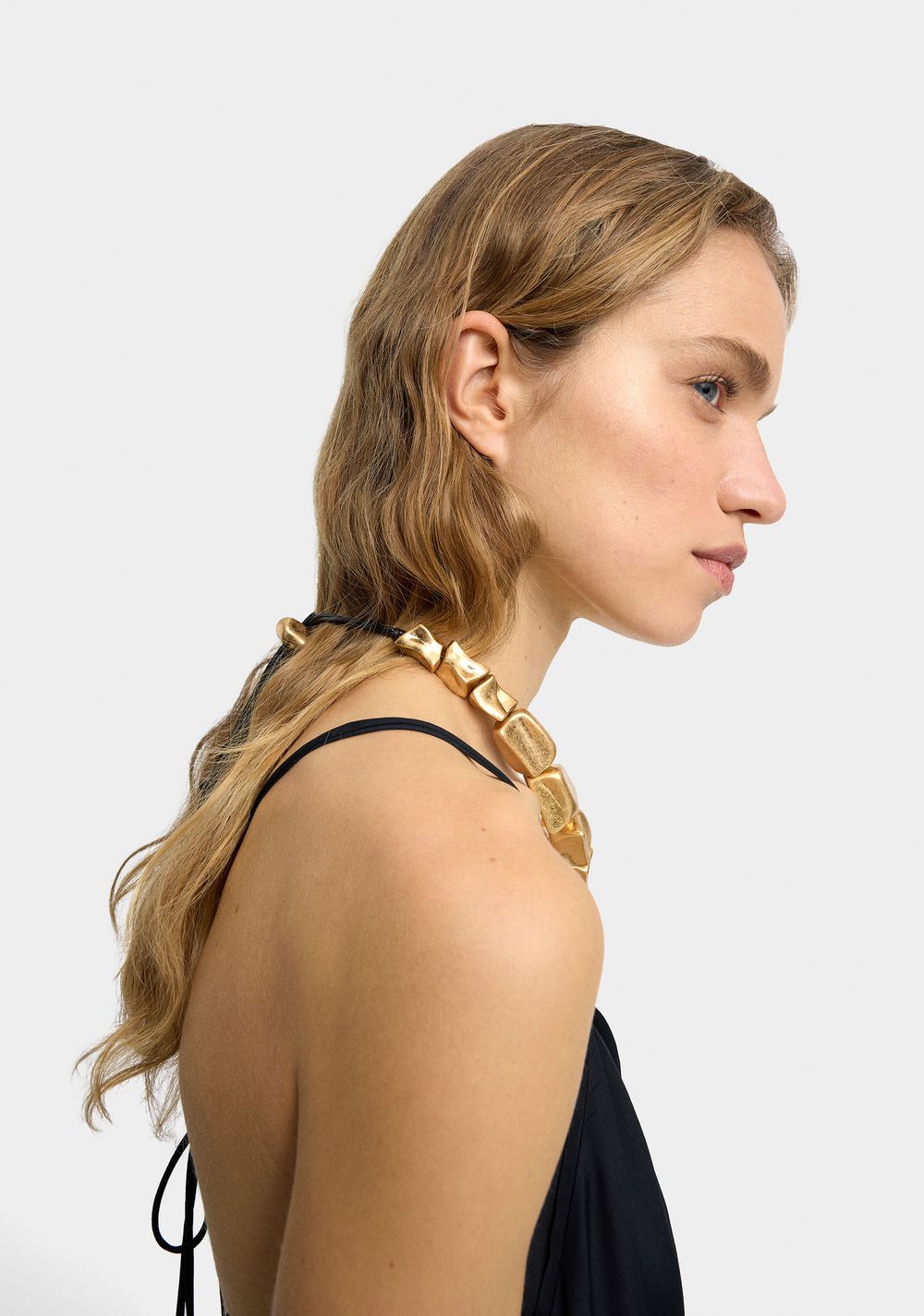 Collar Corto con Cuentas Cuadradas Parfois 2