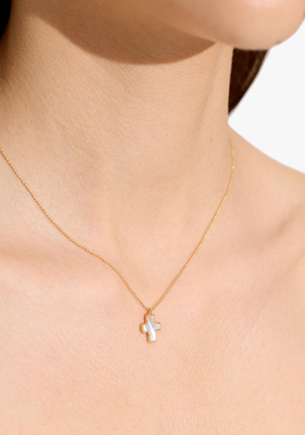 Collar con Cruz Perla Baño de Oro 18k Parfois 2