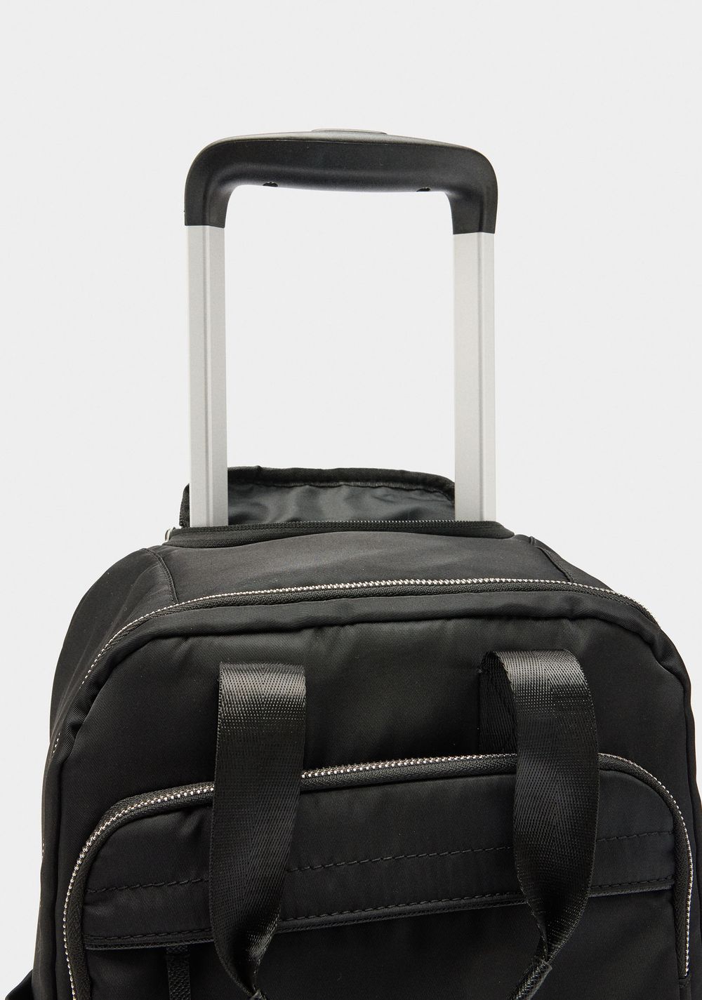 Morral de Nylon con Ruedas Repelente al Agua Parfois 4