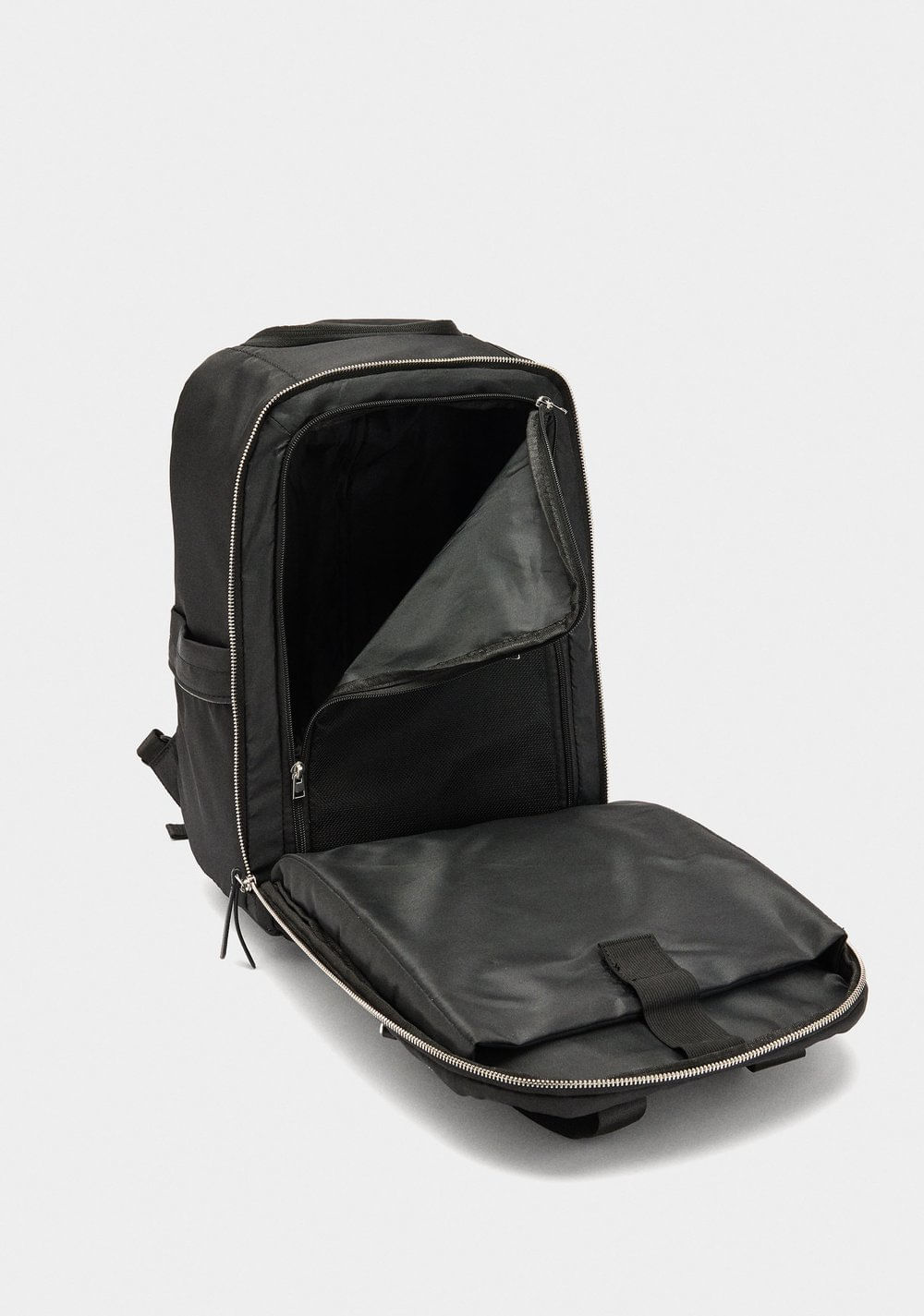 Morral de Nylon con Ruedas Repelente al Agua Parfois 5