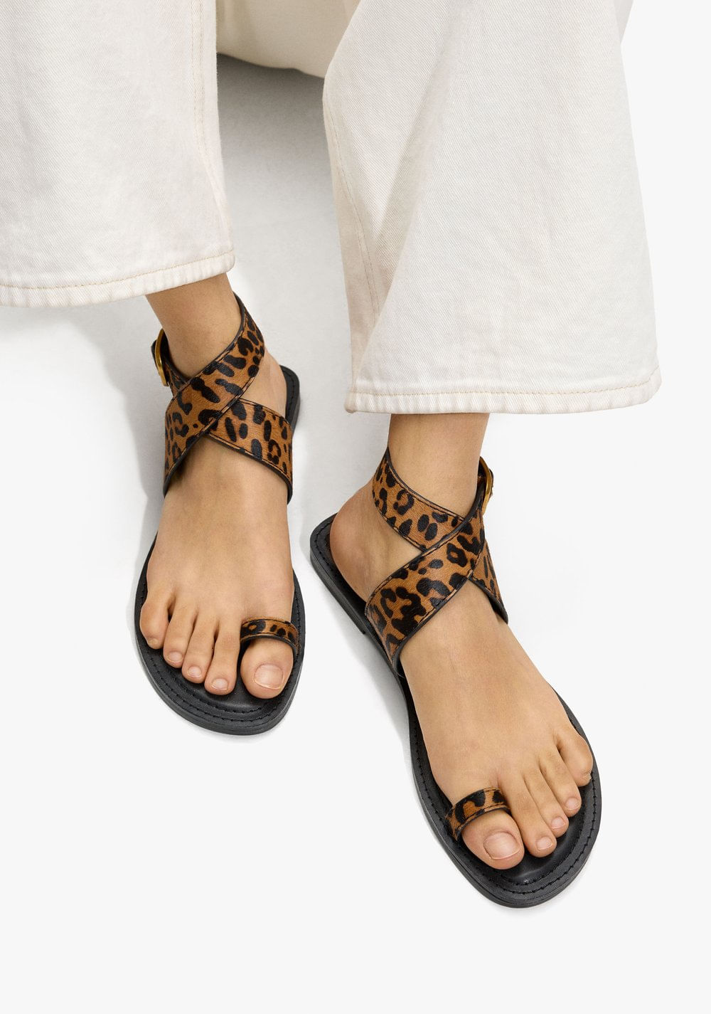 Sandalias Planas de Piel Estampado Animal Parfois 2