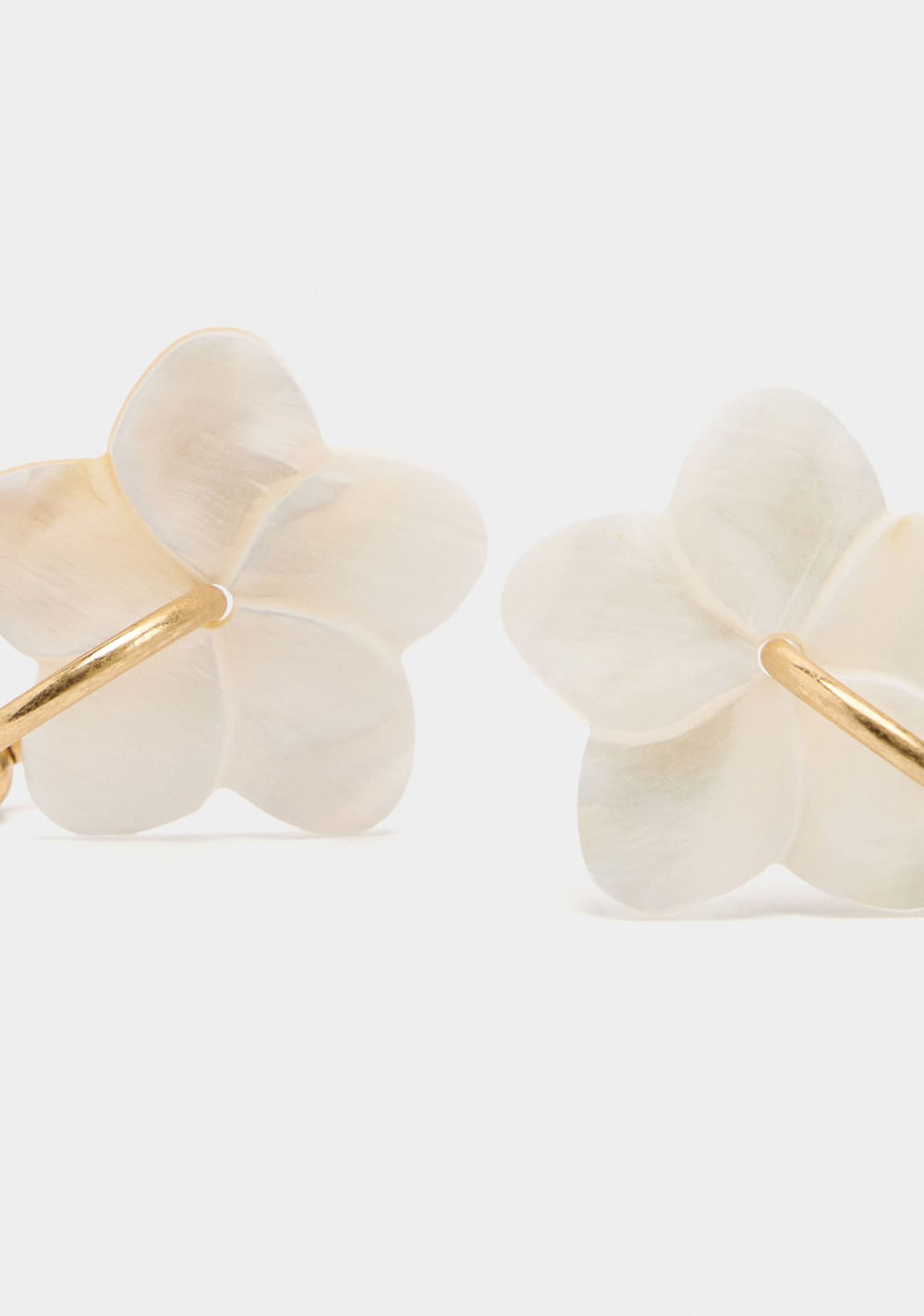 Zarcillos de Aro con Flor de Conchas Parfois 2