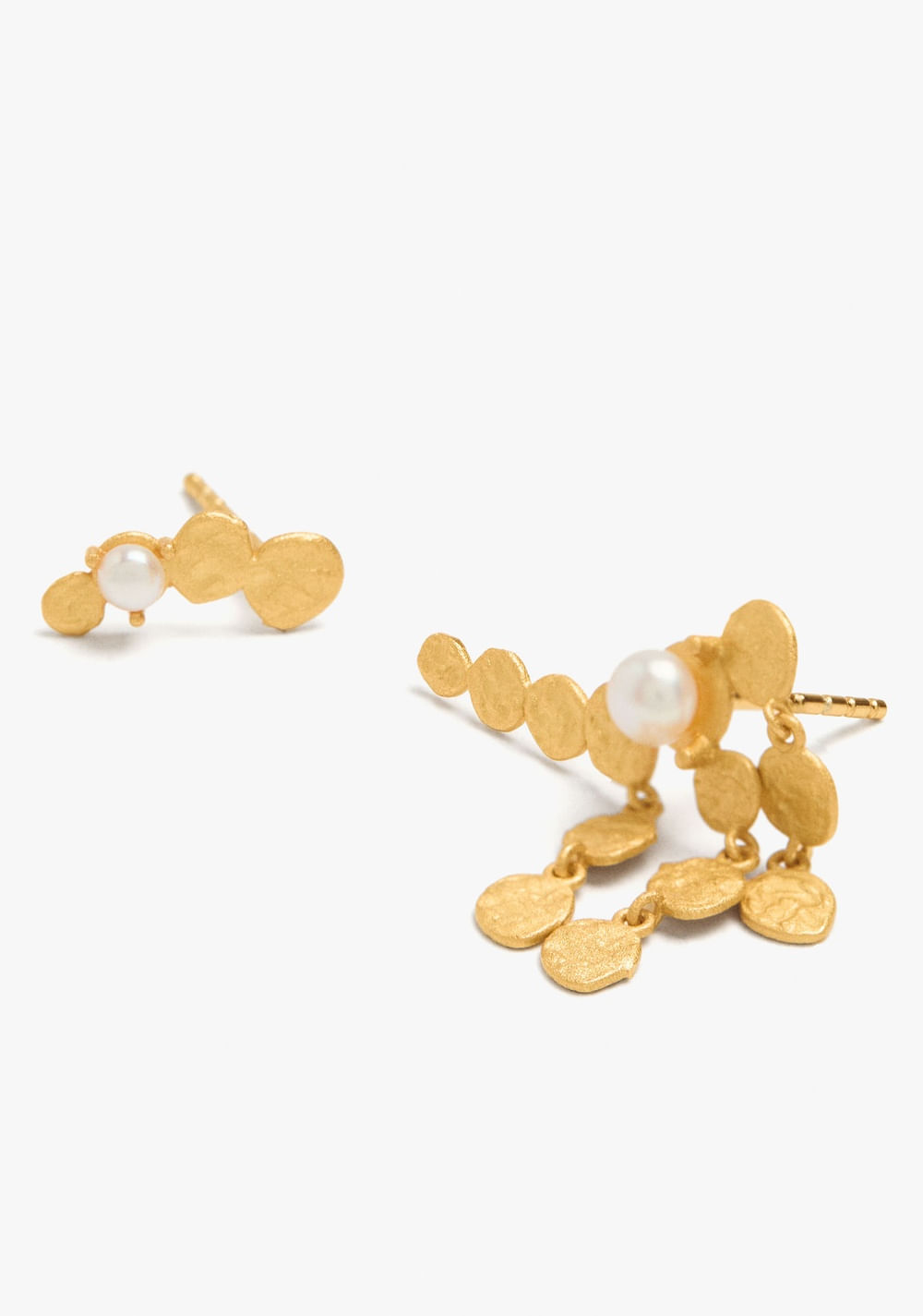 Zarcillos Asimétricos con Perla Baño de Oro 18k Parfois 2