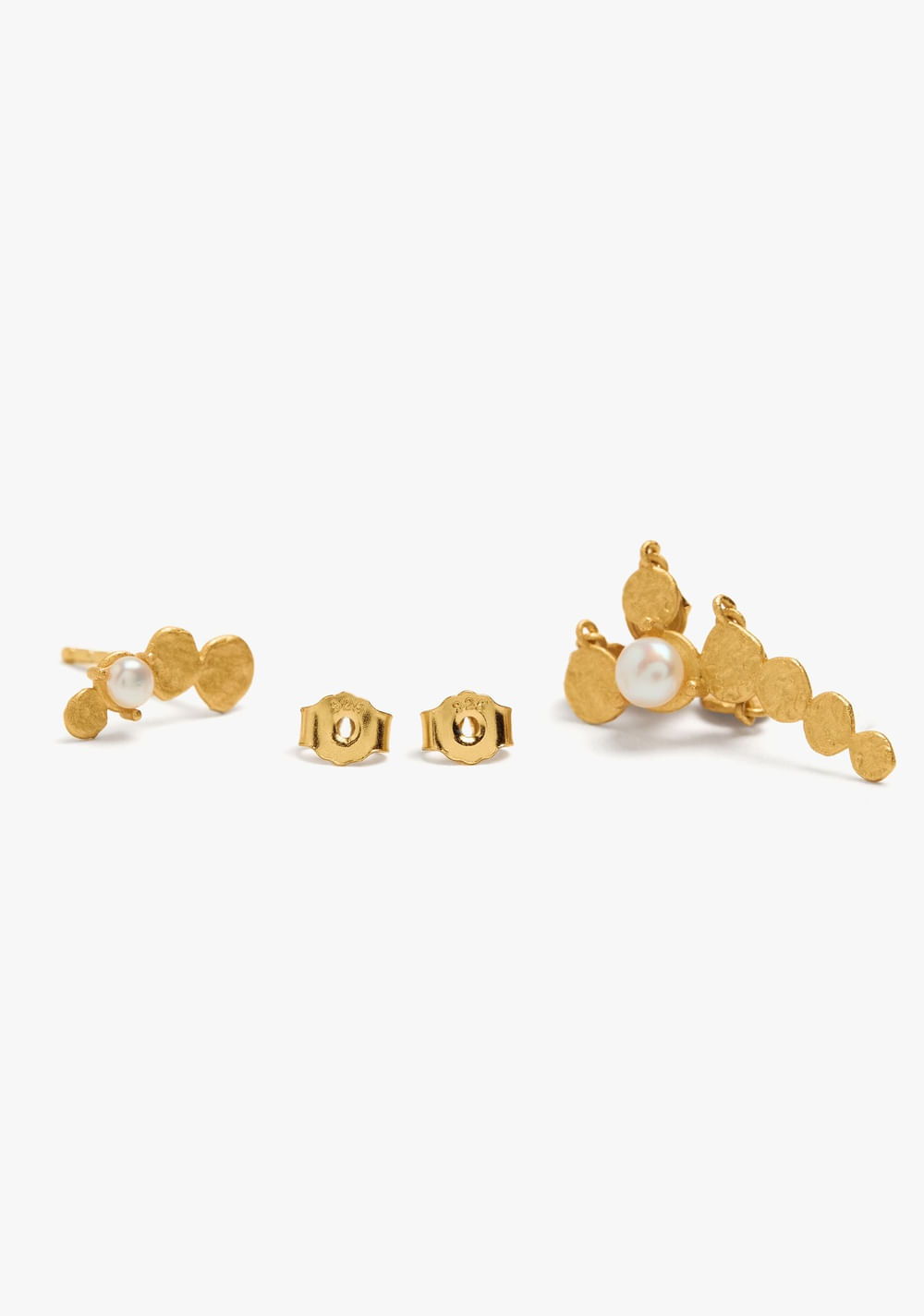 Zarcillos Asimétricos con Perla Baño de Oro 18k Parfois 3