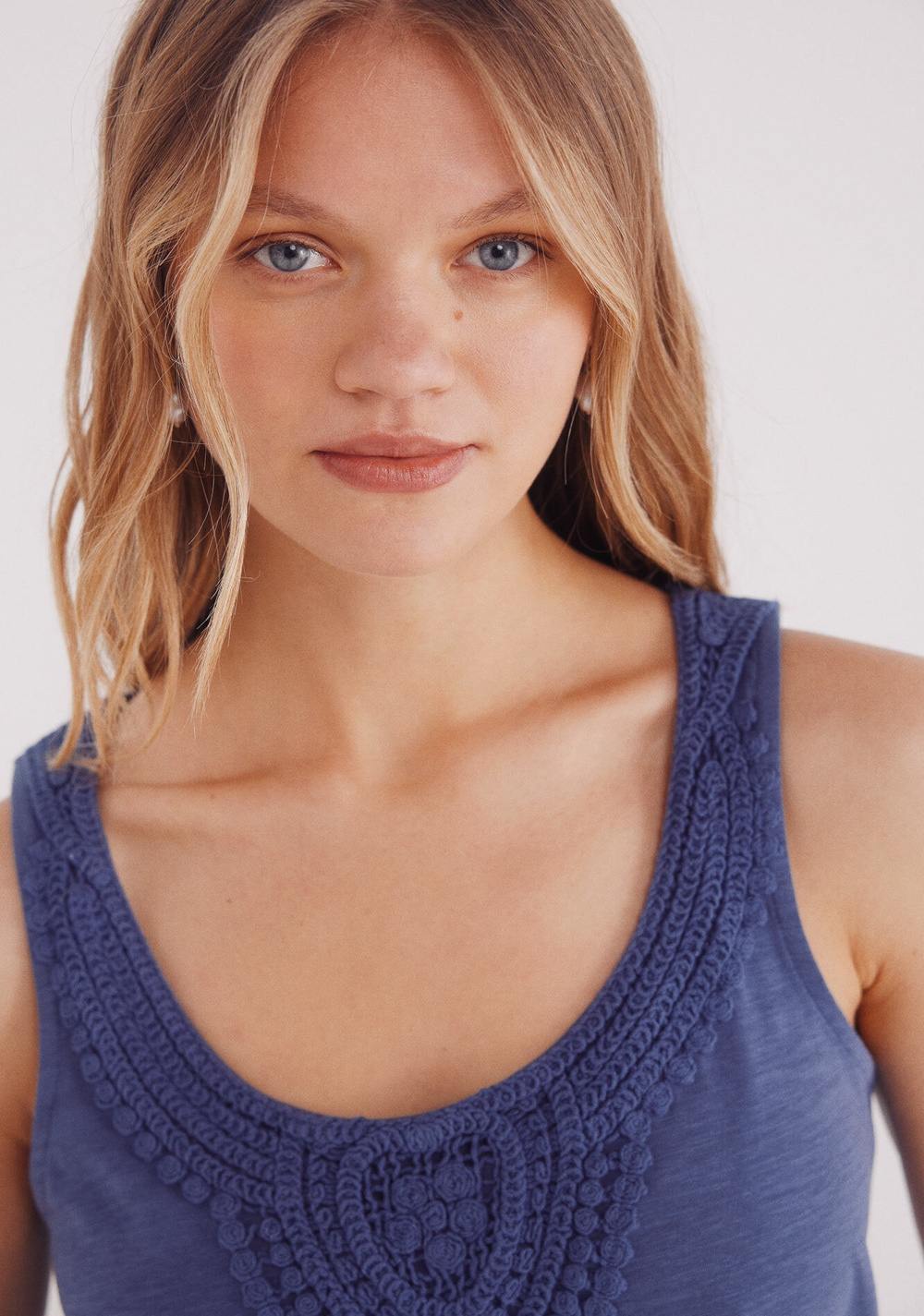 Camiseta Tirantes Escote Crochet Springfield 6