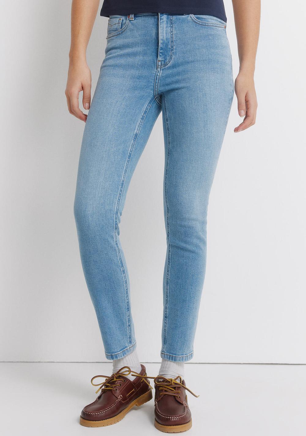 Jeans Ajustados y Recortados Springfield