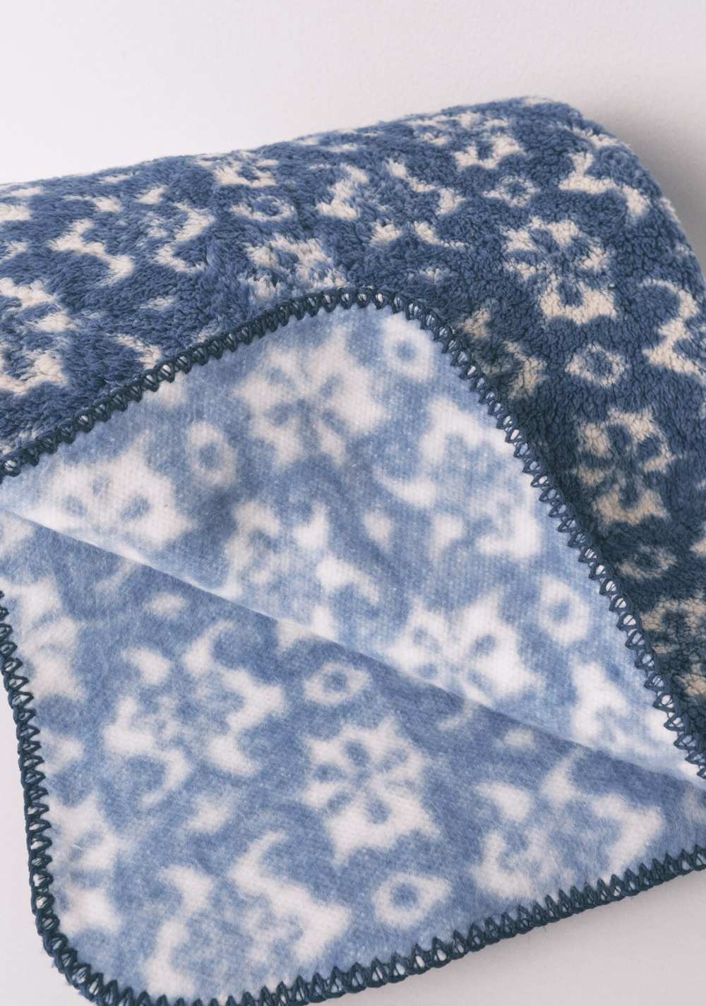 Manta de Forro Polar Sherpa con Estampado Floral Women Secret