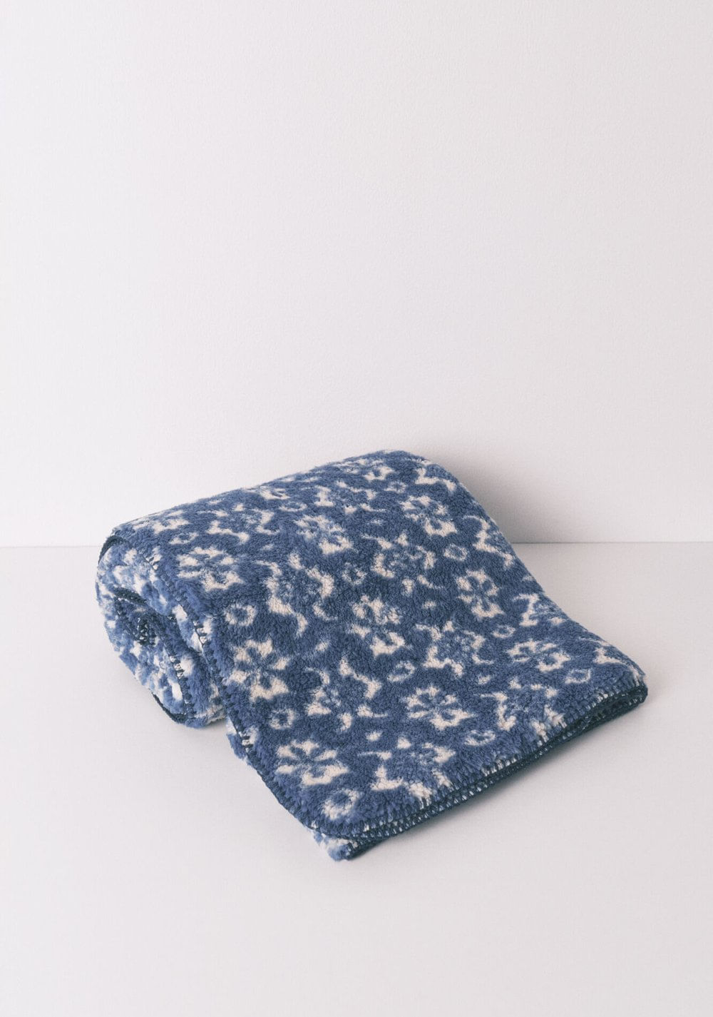 Manta de Forro Polar Sherpa con Estampado Floral Women Secret