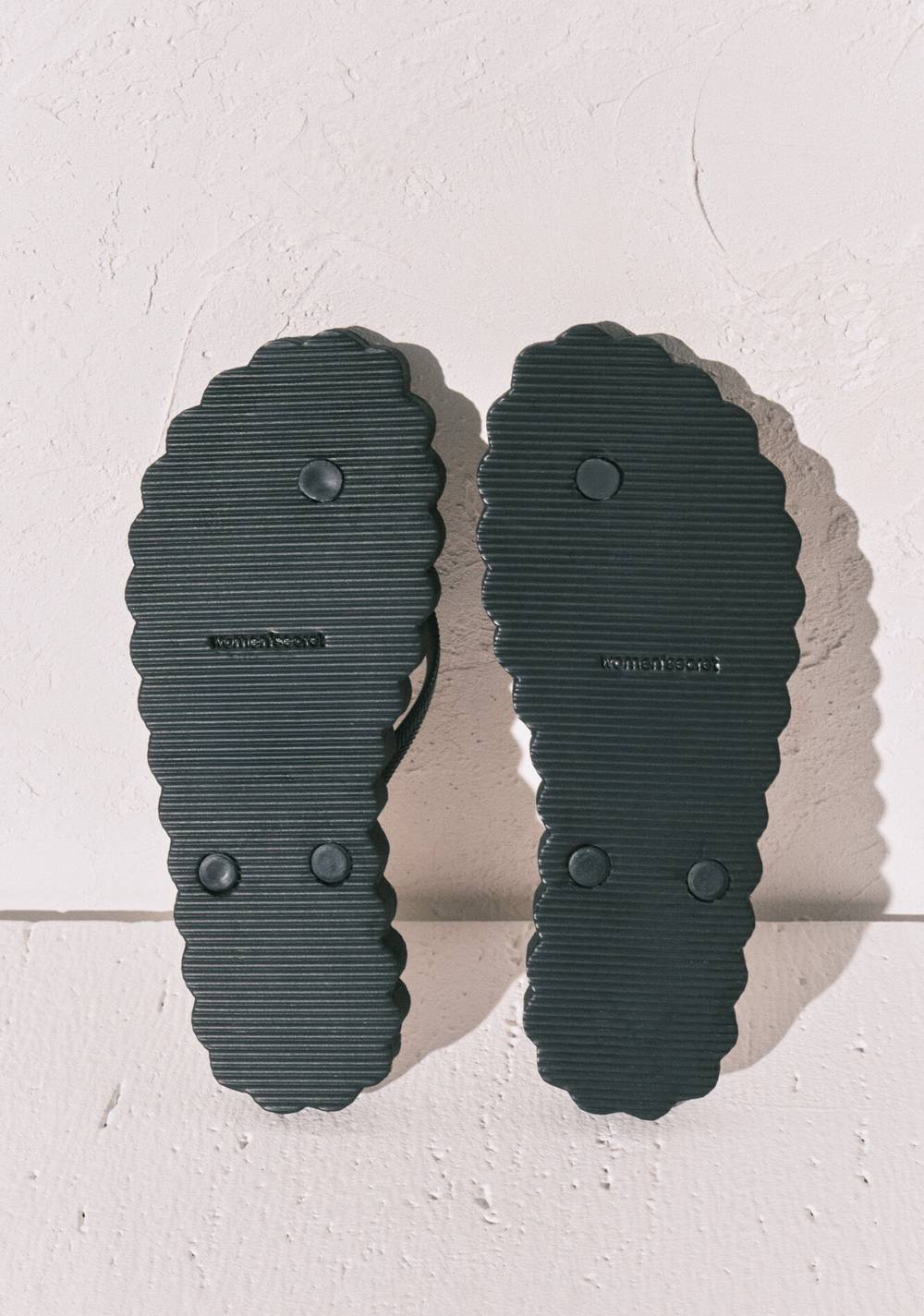 Sandalias de Dedo Efecto Ondas Women Secret para Mujer Negras - Vista 3
